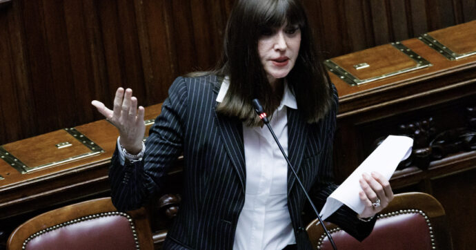 Medicina, il caso degli studenti assegnati alla sede albanese con retta da 9mila euro. Bernini: “Pagheranno le stesse tasse”