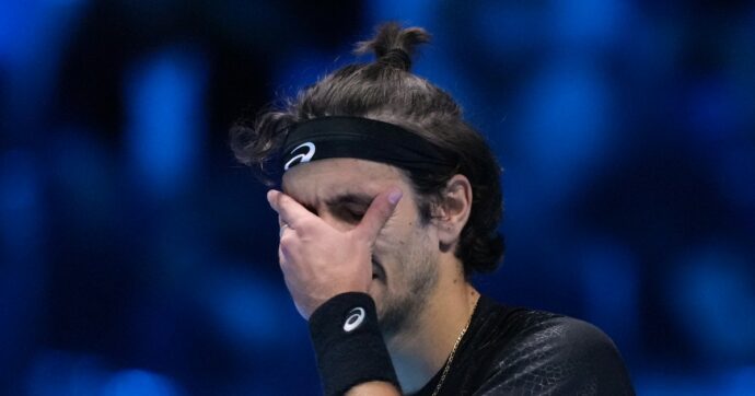 Musetti si fa male e si ritira dopo il primo set nell’esibizione contro Zverev: allarme in vista degli Australian Open