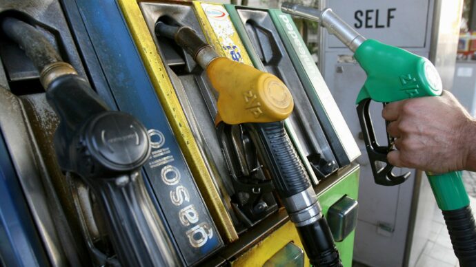 Carburanti, dopo una settimana lo sconto sulle accise è dimezzato. Martedì il governo decide se prorogarlo