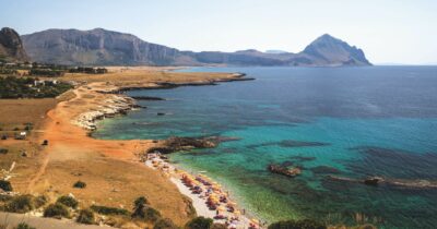 Copertina di Il parcheggio di 4.500 mq nell’oasi siciliana di Macari