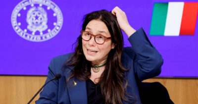 Copertina di Caregiver, ecco il contentino  di Meloni: 400 euro al mese, ma solo per chi guadagna 3mila all’anno