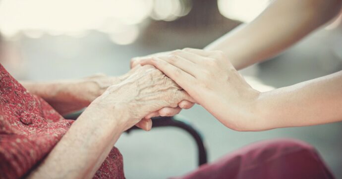 Caregiver, sempre più donne ad aiutare i  familiari: 300mila in tre anni