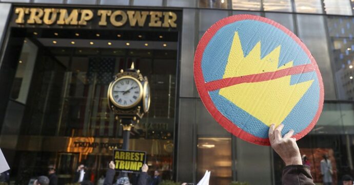 Copertina di Economia e Epstein files dietro la crisi di popolarità del presidente Usa. Che ora teme la sconfitta al midterm e un nuovo impeachment