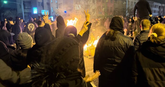 Iran, perché le rivolte questa volta possono portare a un cambiamento. Dalla questione generazionale alla debolezza del regime: i punti