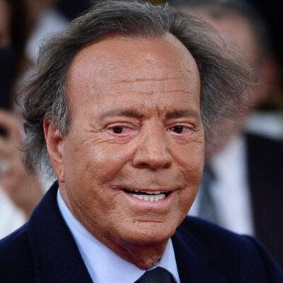 Copertina di “Costrette da Julio Iglesias a fare ecografie pelviche, il test per l’HIV e le malattie sessualmente trasmissibili”: altri dettagli sulle denunce delle ex dipendenti