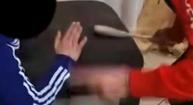 Copertina di Bambino picchiato con cucchiaio di legno: divieto di avvicinamento per i genitori disposto dal gip