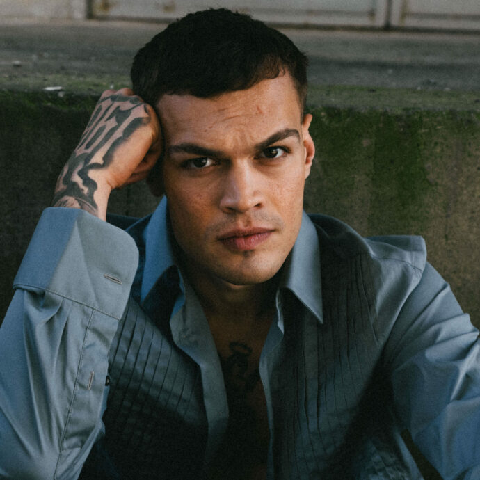 “Non credo che la sovraesposizione abbia senso. Quel dare-dare-dare rende identici. Ti toglie la magia. Ora studio Scienze Umane e il latino”: parla Blanco