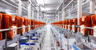 Copertina di Per la Cina surplus commerciale da record nonostante le tensioni con gli Usa. Produzione di auto al nuovo massimo storico