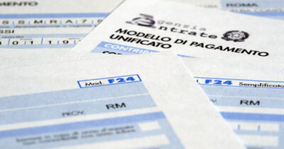 Copertina di Modello F24, cambiano le compensazioni: si dimezza il limite massimo di debiti con l’erario oltre il quale si bloccano