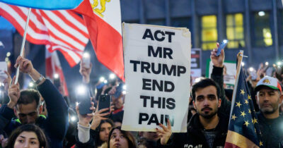 Copertina di Trump: “I leader non uccidano i manifestanti”. Teheran: “Gli Usa vogliono una scusa per attaccarci”