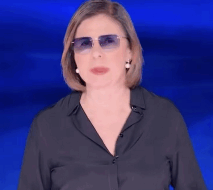 “Vi chiedo scusa, ho fatto un piccolo intervento all’occhio ed è troppo presto per sostenere le luci forti dello studio”: Bianca Berlinguer in onda con gli occhiali da sole