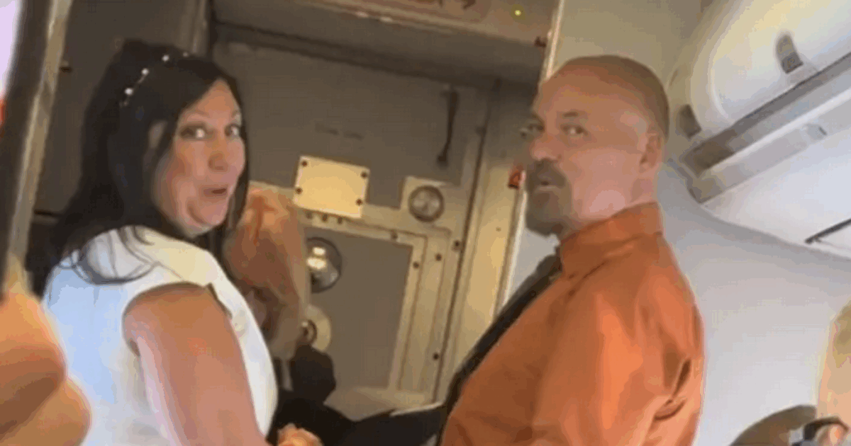 Coppia si sposa in volo ma i passeggeri non erano stati avvertiti. Bagno bloccato e invito a ‘restare seduti’: “‘Grazie di essere venuti?’ Non hanno avuto scelta”