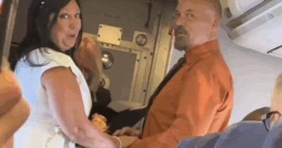 Copertina di Coppia si sposa in volo ma i passeggeri non erano stati avvertiti. Bagno bloccato e invito a ‘restare seduti’: “‘Grazie di essere venuti?’ Non hanno avuto scelta”
