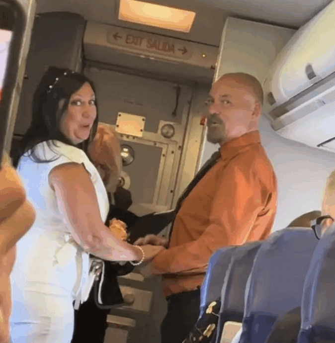 Coppia si sposa in volo ma i passeggeri non erano stati avvertiti. Bagno bloccato e invito a ‘restare seduti’: “‘Grazie di essere venuti?’ Non hanno avuto scelta”