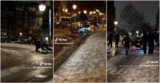 Copertina di Rimanere in piedi è impossibile, ad Amsterdam il ghiaccio fa scivolare pedoni, bici e macchine: scene surreali per strada – Video
