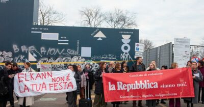 Copertina di Protesta dei giornalisti di Repubblica contro Elkann alla festa per i 50 anni del giornale: “Chi vuol disfarsi del giornale festeggia, noi fuori”