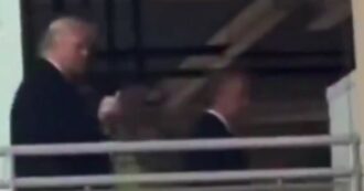 Copertina di Donald Trump, “f*ck you” e dito medio a un operaio che lo accusa di essere “protettore di pedofili”