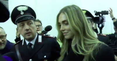 Copertina di Chiara Ferragni in tribunale per il Pandoro Gate circondata dai cronisti: “Aspettiamo le 15.30” – Video