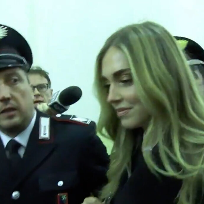 Chiara Ferragni in tribunale per il Pandoro Gate circondata dai cronisti: “Aspettiamo le 15.30” – Video