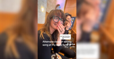 Copertina di “Ho messo su la playlist sbagliata al funerale di mio padre”: incidente durante la funzione, i parenti non riescono a trattenere le risate
