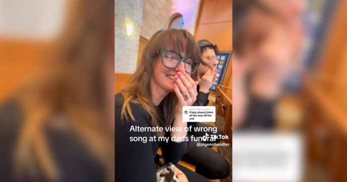 “Ho messo su la playlist sbagliata al funerale di mio padre”: incidente durante la funzione, i parenti non riescono a trattenere le risate