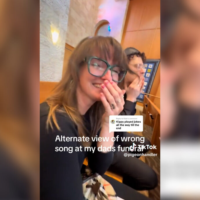 “Ho messo su la playlist sbagliata al funerale di mio padre”: incidente durante la funzione, i parenti non riescono a trattenere le risate