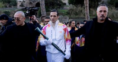 Copertina di Figuraccia tedofori: il governo adesso richiama i grandi atleti