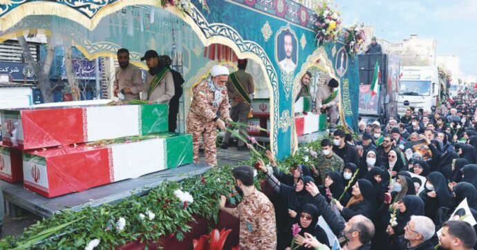 Copertina di  Basi, navi e 50 bersagli: tutto pronto per il blitz Usa in Iran 