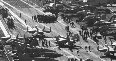 Copertina di La debole armada:l’inganno di Trump