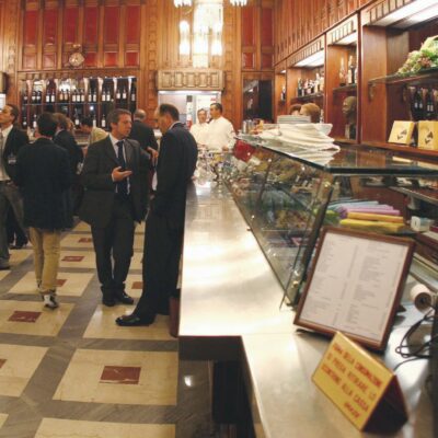 Copertina di Montecitorio si autocelebra sui conti della buvette, ma il Pd chiede trasparenza: “Fuori contratti e scontrini”