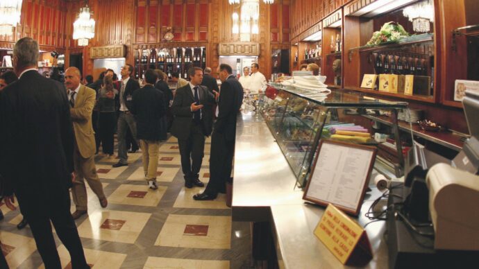 C’è un intruso alla Camera dei deputati: caccia alla blatta sotto la vetrina dei panini alla buvette di Montecitorio