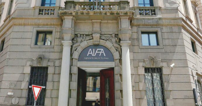 Aifa sceglie la nuova addetta stampa: non sa nulla di farmaci e non parla inglese, però è di destra