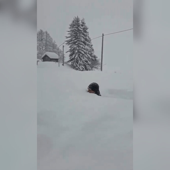 Nevicata da record in Svezia: il cumolo di neve supera i due metri e l’uomo ci sprofonda dentro. Il video è virale