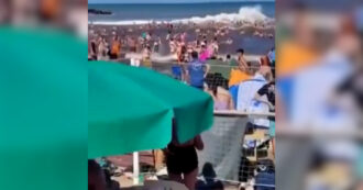 Copertina di Panico sulla spiaggia di Santa Clara del Mar, onda anomala travolge i bagnanti: un morto e diversi feriti – Video