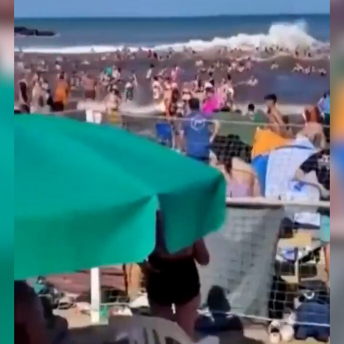 Panico sulla spiaggia di Santa Clara del Mar, onda anomala travolge i bagnanti: un morto e diversi feriti – Video