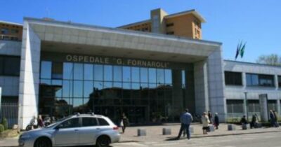 Copertina di Rapina in casa, ladro accoltellato dal proprietario muore al Pronto soccorso. E i familiari scardinano la porta dell’ospedale