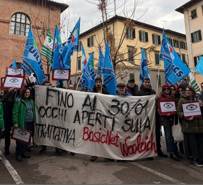 La protesta dei lavoratori di Whoolrich a Pitti: “Ci vogliono trasferire a Torino, è un licenziamento collettivo mascherato”. La replica del gruppo: “Procedura sospesa”