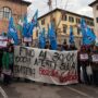 Copertina di La protesta dei lavoratori di Whoolrich a Pitti: “Ci vogliono trasferire a Torino, è un licenziamento mascherato”. Il gruppo: “Procedura sospesa”