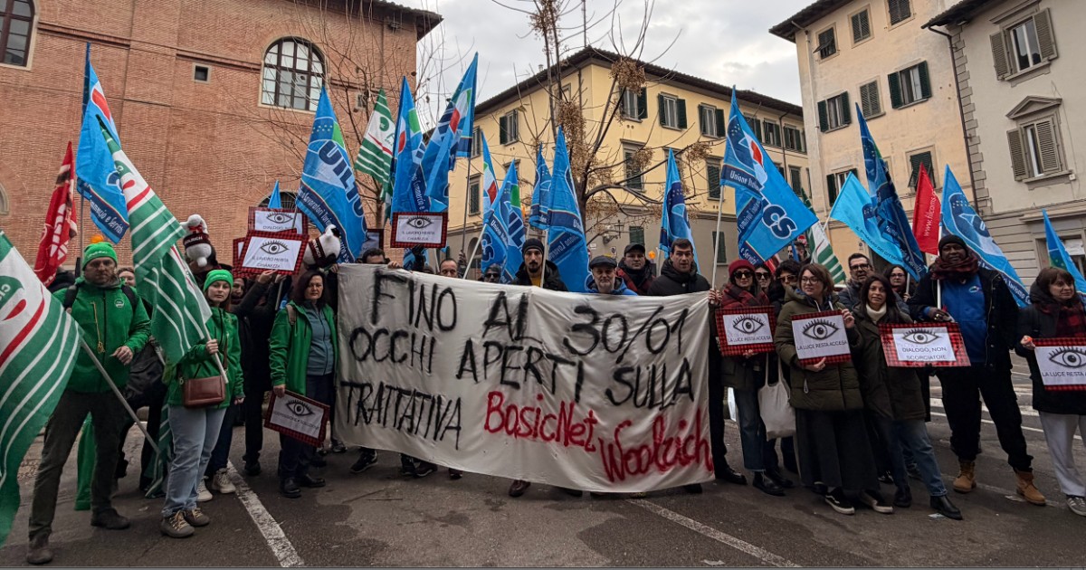 La protesta dei lavoratori di Whoolrich a Pitti: “Ci vogliono trasferire a Torino, è un licenziamento collettivo mascherato”. La replica del gruppo: “Procedura sospesa”