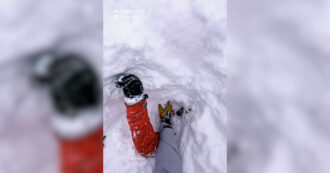 Copertina di Sciatore seppellito dalla neve in Svizzera, emergono solo un braccio e un piede ma viene avvistato in lontananza: salvo per un soffio grazie a un 37enne italiano – Video