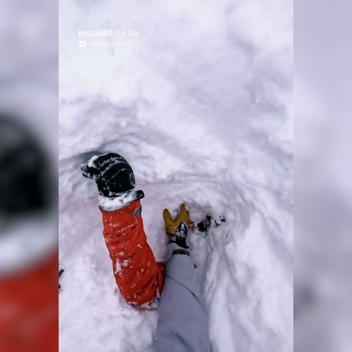Sciatore seppellito dalla neve in Svizzera, emergono solo un braccio e un piede ma viene avvistato in lontananza: salvo per un soffio grazie a un 37enne italiano – Video