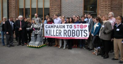 Copertina di IA e guerra, van Rooijen (Stop Killer Robots): “È una realtà senza regole. Serve un trattato prima che accada una catastrofe”