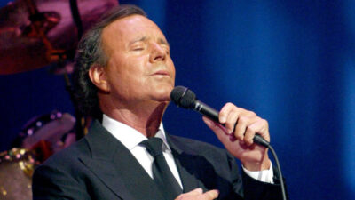 Copertina di Il “caso Julio Iglesias” non è chiuso: la procura spagnola cambia criterio e riapre la partita sulle accuse di abusi sessuali. Il cantante continua a negare tutto