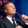 Copertina di “E' tutto falso, sono sotto choc”: Julio Iglesias replica alle accuse