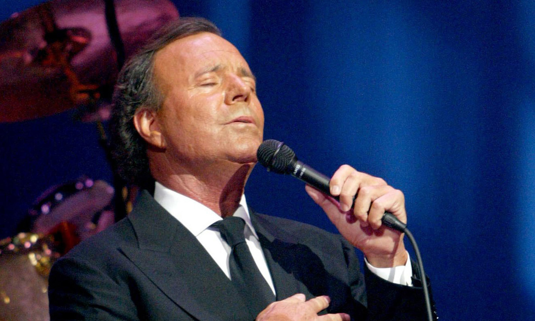 Il “caso Julio Iglesias” non è chiuso: la procura spagnola cambia criterio e riapre la partita sulle accuse di abusi sessuali. Il cantante continua a negare tutto