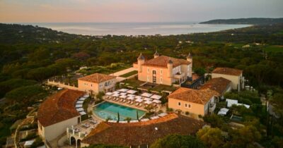 Copertina di The White Lotus 4 sarà ambientato nello Château de la Messardière: una notte costa anche 10 mila euro, ecco dove si trova e la sua storia