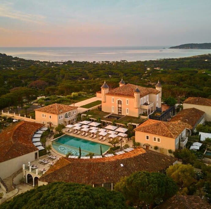 The White Lotus 4 sarà ambientato nello Château de la Messardière: una notte costa anche 10 mila euro, ecco dove si trova e la sua storia