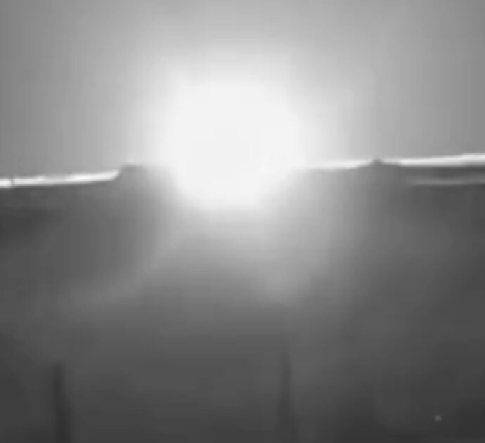 Risolto il mistero del meteorite caduto a Casamassima, la spiegazione degli scienziati “Niente Ufo, il bagliore e il boato sono stati causati da un grosso petardo”