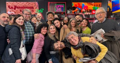 Copertina di “Il pubblico di Affari Tuoi pagato 30 euro lordi? Chiamate Corona subito! Minimo devono dare 150 euro a persona”: Fiorello scatenato