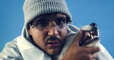 Copertina di “Ci siamo evoluti discutendo con le forze dell’ordine, di quanto la politica non faccia un ca**o”. Ecco come Geolier è riuscito sfornare il suo miglior album “Tutto è possibile” con la benedizione di Pino Daniele